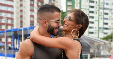 Pipo Marques e Mari Gonzalez se divertem durante voo para a Tailândia