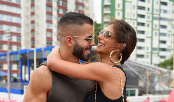 Pipo Marques e Mari Gonzalez se divertem durante voo para a Tailândia