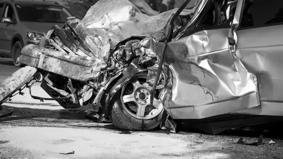 Acidente entre carros e moto em Minas Gerais deixa oito mortos
