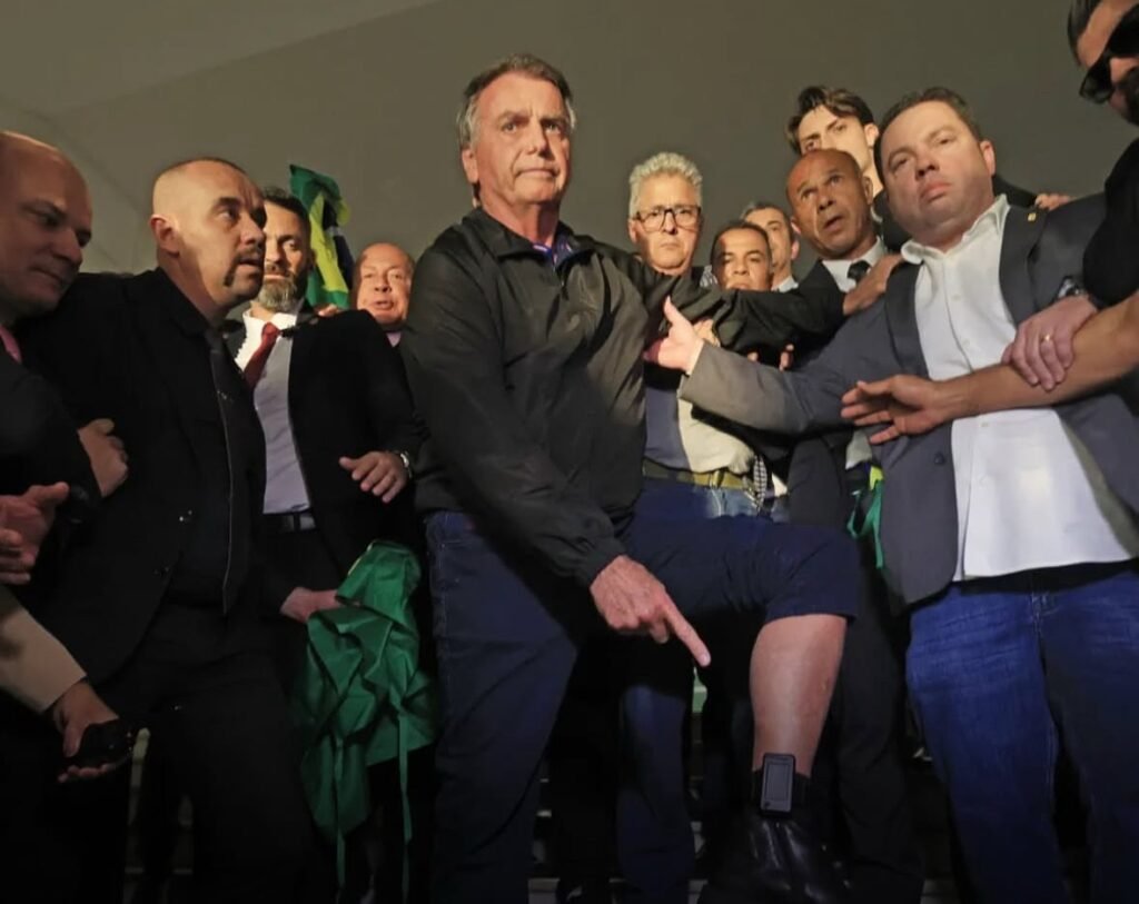 Bolsonaro recebe prisão domiciliar após descumprir medidas do STF