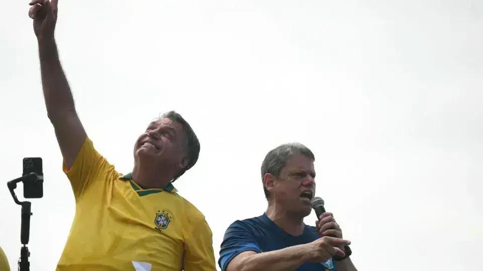 Tarcísio promete indulto a Bolsonaro como primeiro ato de governo