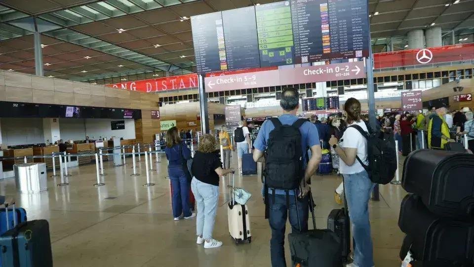 Ataque cibernético causa caos em aeroportos europeus e cancela voos