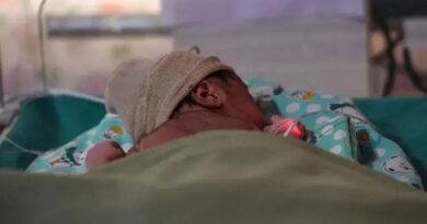 Bebê é Resgatado Abandonado com Pedra e Cola em Rajasthan