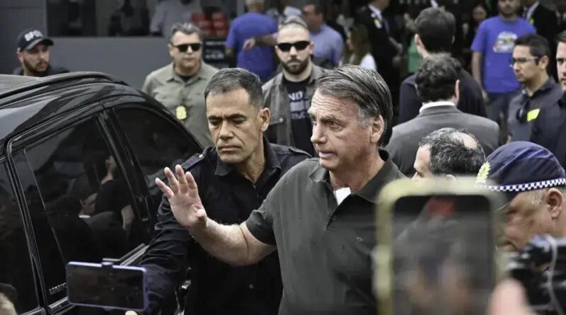 Bolsonaro recebe alta e volta à prisão domiciliar após crise de saúde