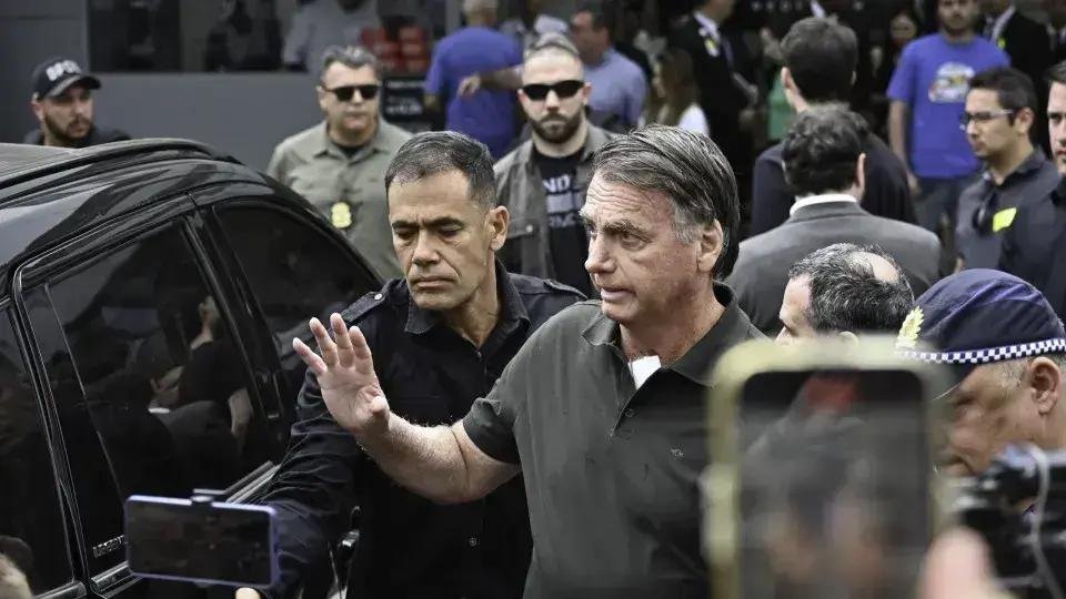 Bolsonaro recebe alta e volta à prisão domiciliar após crise de saúde