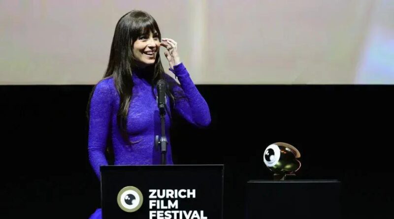 Dakota Johnson brilha em prêmio no Zurich Film Festival com vestido ousado