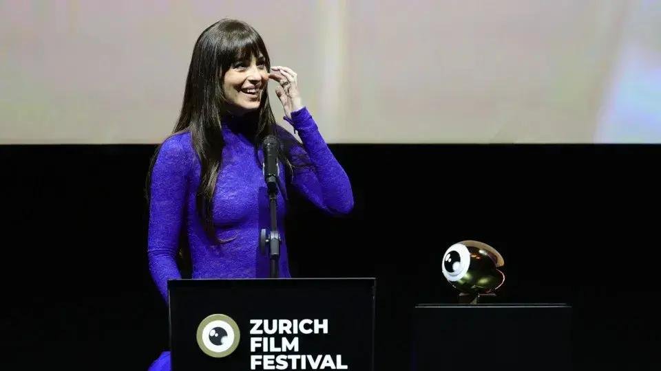 Dakota Johnson brilha em prêmio no Zurich Film Festival com vestido ousado