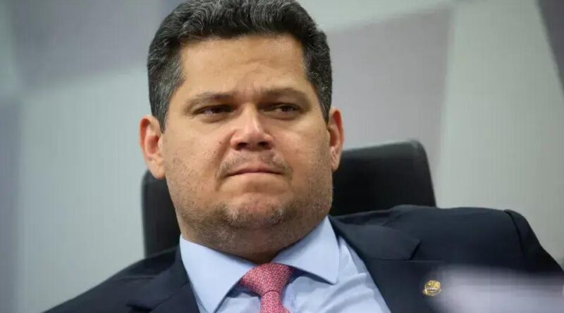 Davi Alcolumbre critica Eduardo Bolsonaro por instigar EUA contra o Brasil