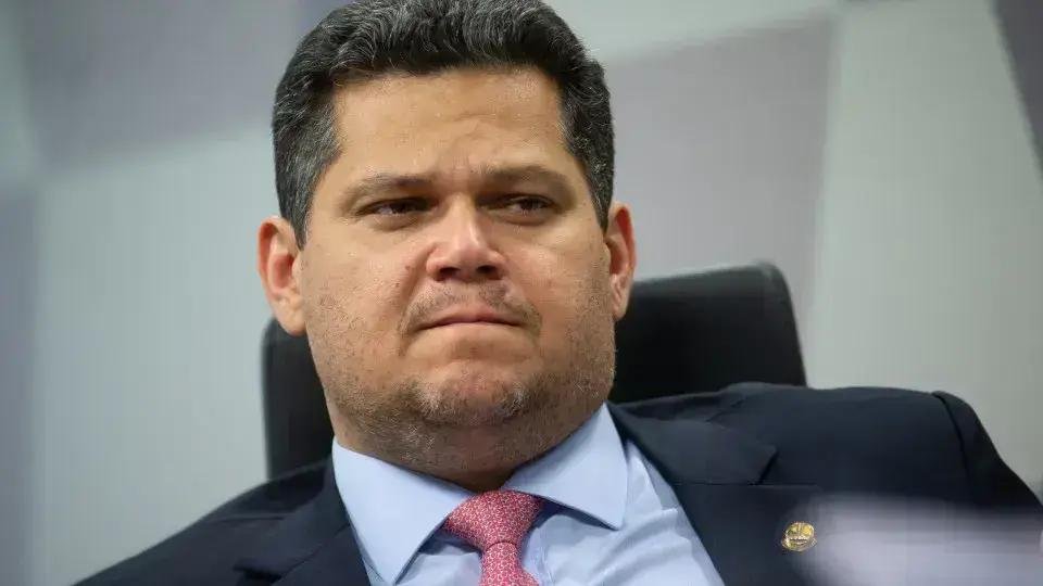 Davi Alcolumbre critica Eduardo Bolsonaro por instigar EUA contra o Brasil