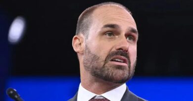 Eduardo Bolsonaro rejeita ajuda financeira em meio a crise política