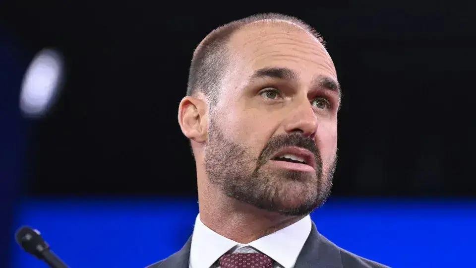 Eduardo Bolsonaro rejeita ajuda financeira em meio a crise política