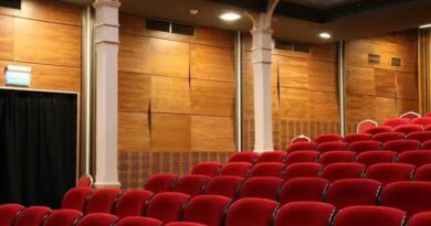 Famílias enfrentam confusão em cinema ao levar crianças para filme para maiores
