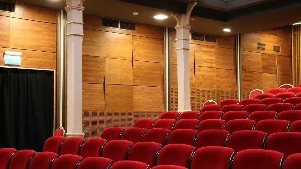 Famílias enfrentam confusão em cinema ao levar crianças para filme para maiores