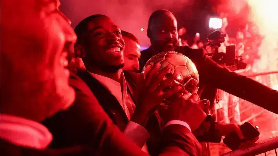 Festa de Dembélé: Fogos e Gritos de Guerra na Grande Celebração