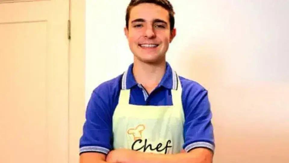Filho de Gugu Liberato retorna ao Brasil para carreira na TV