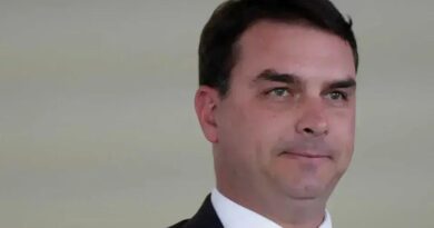 Flávio Bolsonaro critica anistia e considera PEC da blindagem importante