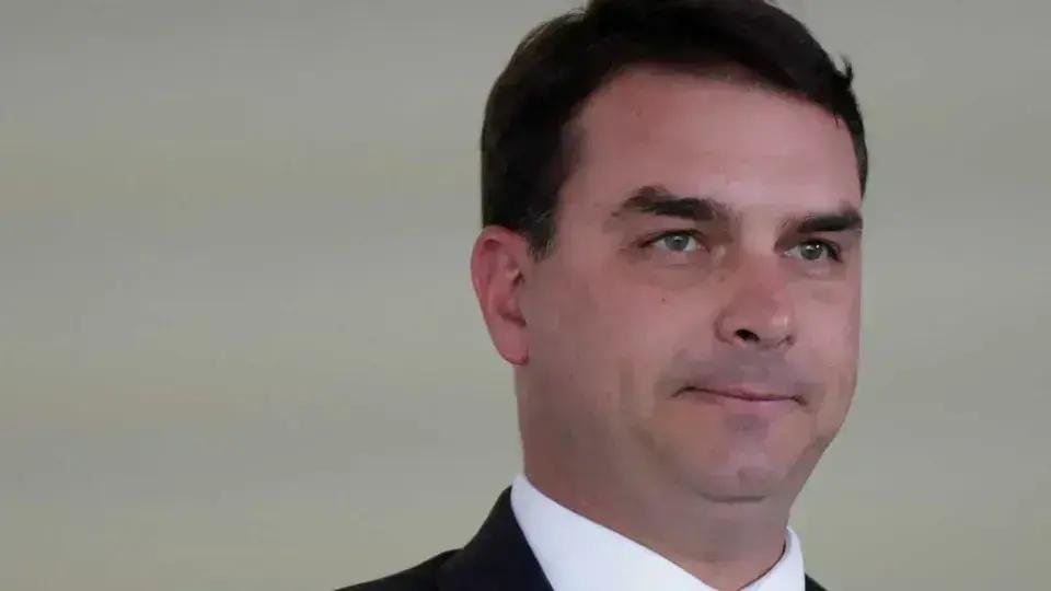 Flávio Bolsonaro critica anistia e considera PEC da blindagem importante