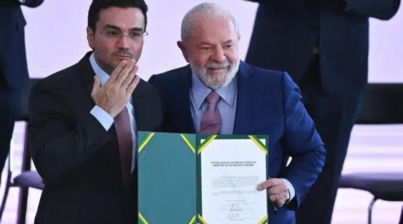 Ministro do Turismo renuncia ao governo após ultimato do partido