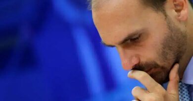 Moraes avança com denúncia contra Eduardo Bolsonaro sem notificação pessoal