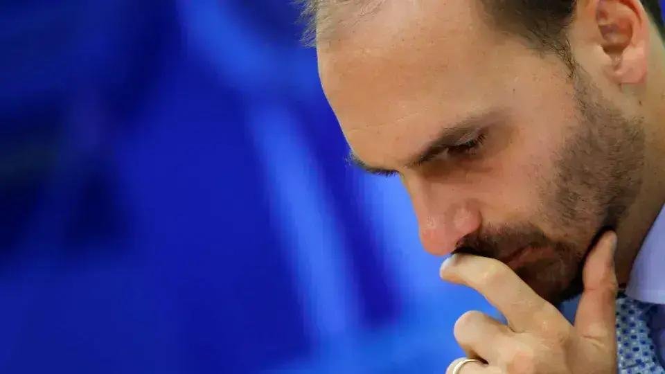 Moraes avança com denúncia contra Eduardo Bolsonaro sem notificação pessoal