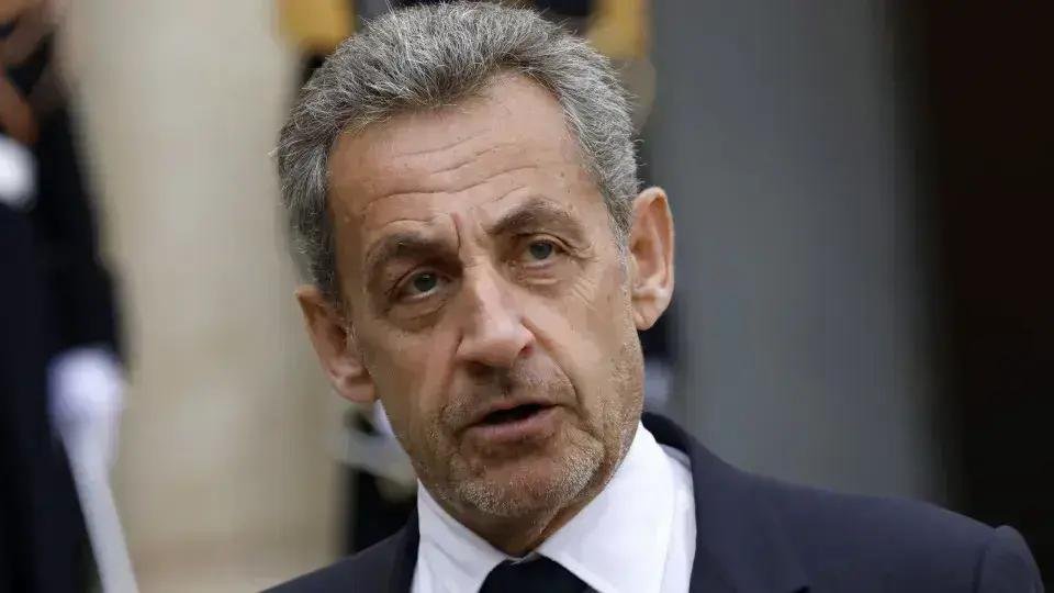 Nicolas Sarkozy é condenado a cinco anos de prisão por financiamento ilegal