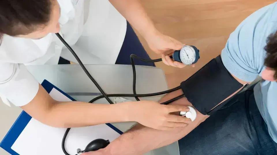 Nova diretriz classifica pressão de 12 por 8 como pré-hipertensão