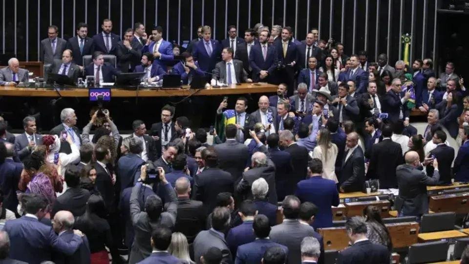 PEC da Blindagem: Implicações para a Imunidade Parlamentar e Justiça