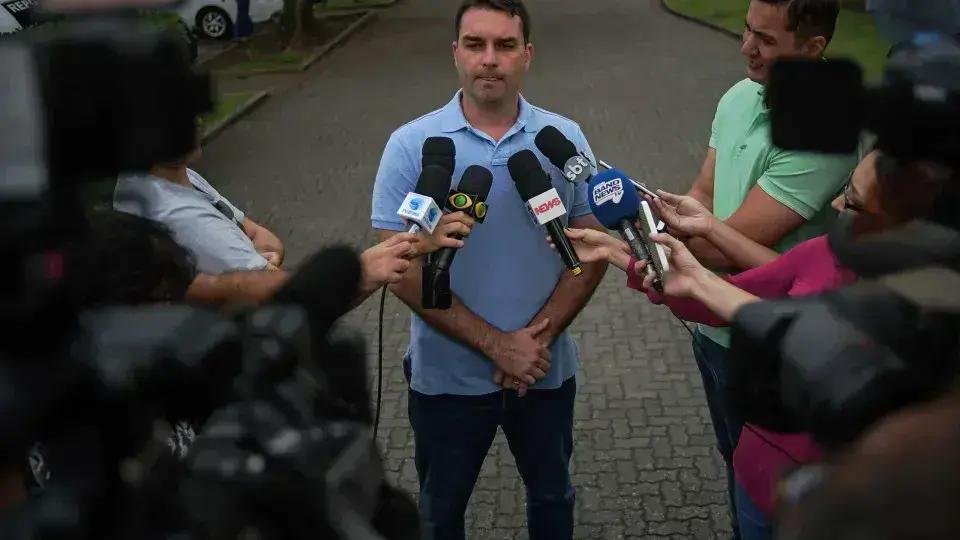 Polícia prende suspeito de roubo a casa da mãe de Flávio Bolsonaro