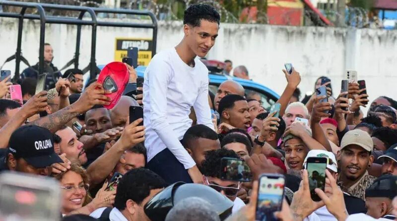 Rapper Oruam é libertado após 69 dias de prisão no Rio de Janeiro