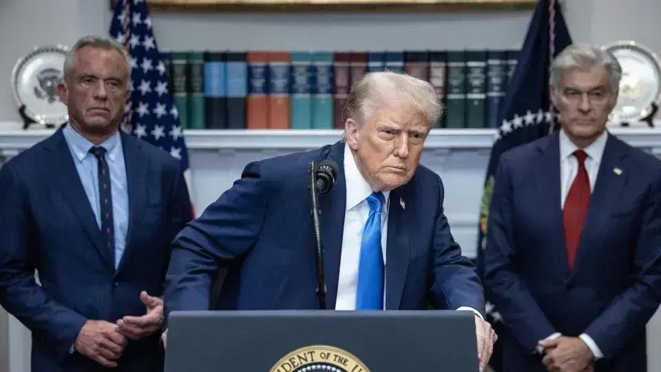 Trump sugere evitar paracetamol na gravidez; especialistas rebatem