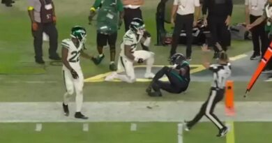 Tyreek Hill sofre lesão chocante durante jogo da NFL e deixa campo de maca