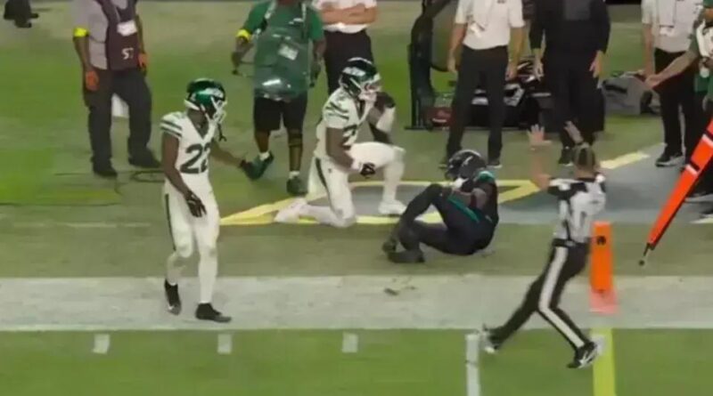 Tyreek Hill sofre lesão chocante durante jogo da NFL e deixa campo de maca