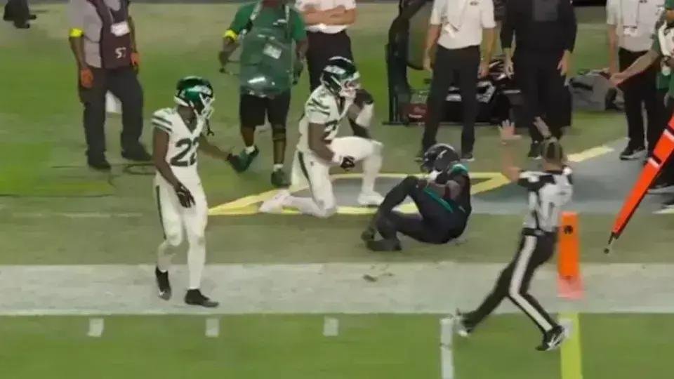 Tyreek Hill sofre lesão chocante durante jogo da NFL e deixa campo de maca