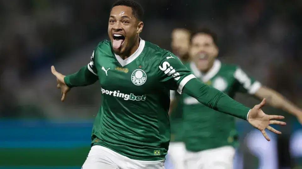 Vitor Roque brilha no Palmeiras após superação no futebol europeu