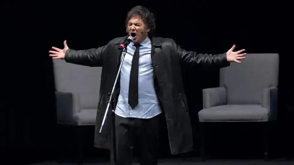 Críticas ao show de rock de Milei em meio a crise política na Argentina