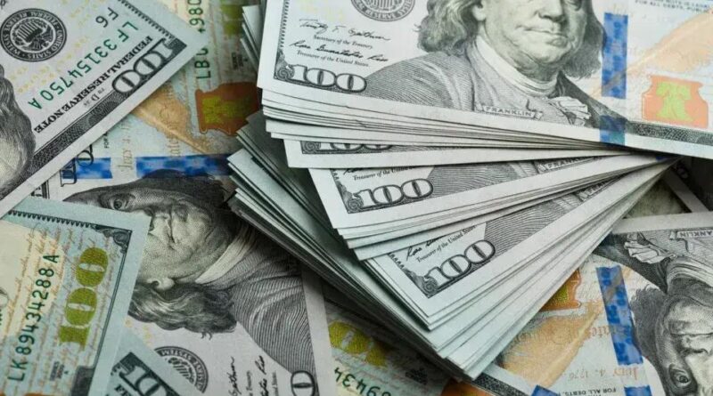 Dólar fecha em alta e Bolsa tem forte queda devido a aumento de impostos