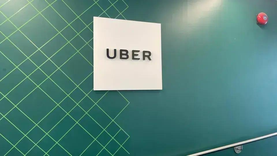 Governo propõe piso salarial e limites para trabalhadores de aplicativos