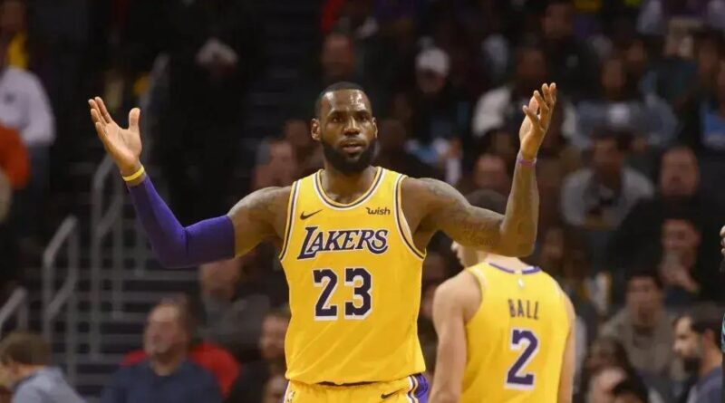 LeBron James pode anunciar aposentadoria nesta terça-feira