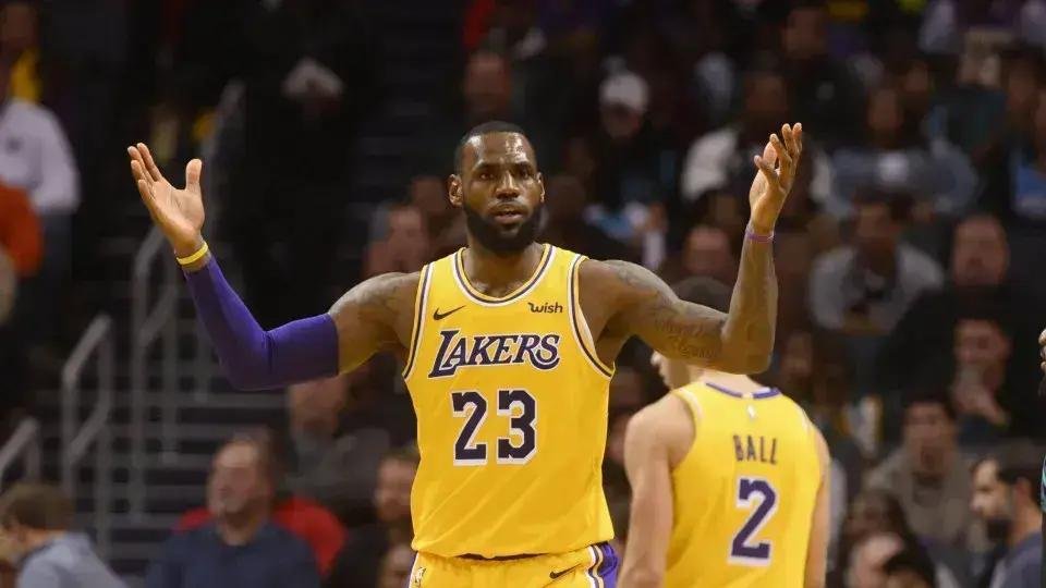 LeBron James pode anunciar aposentadoria nesta terça-feira