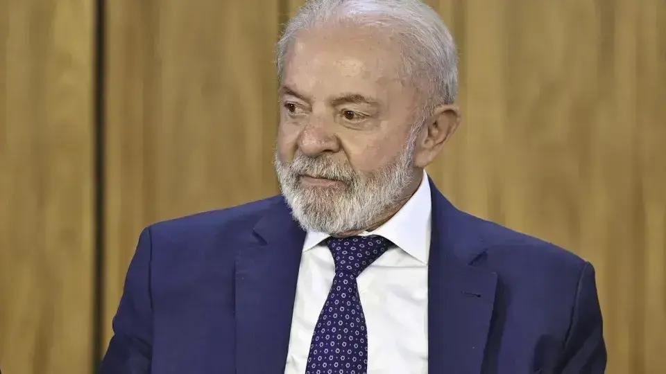 Lula sanciona nova lei aumentando penas para venda de álcool a menores