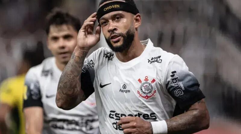 Memphis provoca zagueiro do Atlético-MG após incidente em vitória do Corinthians