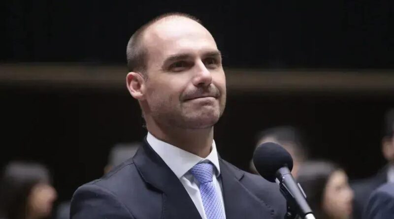 Moraes ordena defesa de Eduardo Bolsonaro pela Defensoria Pública da União