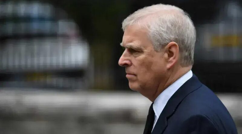 Príncipe Andrew renuncia ao título de duque de York após escândalos