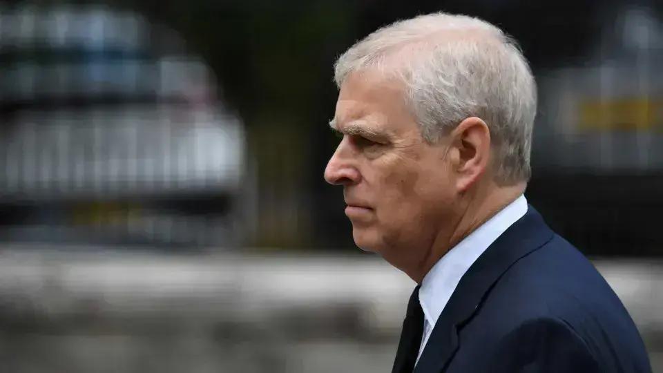 Príncipe Andrew renuncia ao título de duque de York após escândalos