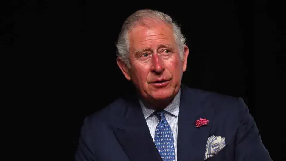 Rei Charles pode retirar título de duque de York de príncipe Andrew