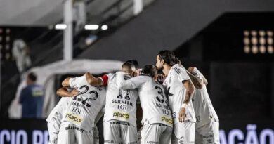 Santos vence Corinthians e se afasta da zona de rebaixamento no Brasileirão