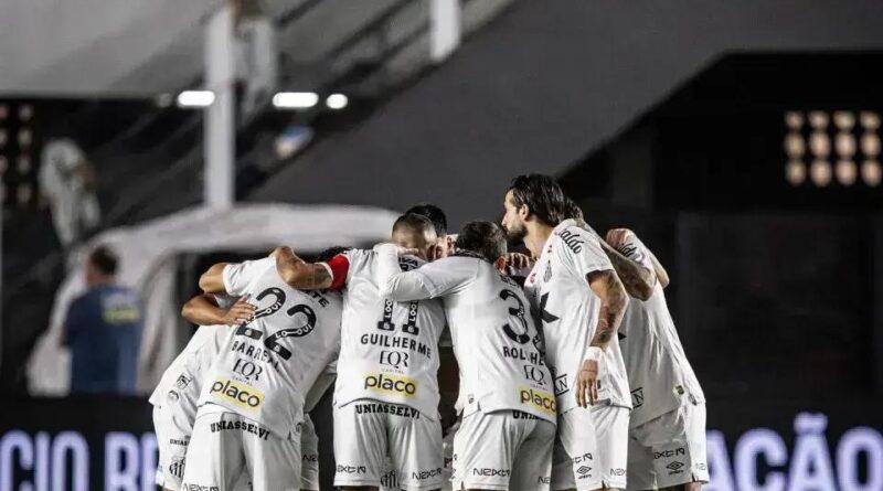 Santos vence Corinthians e se afasta da zona de rebaixamento no Brasileirão