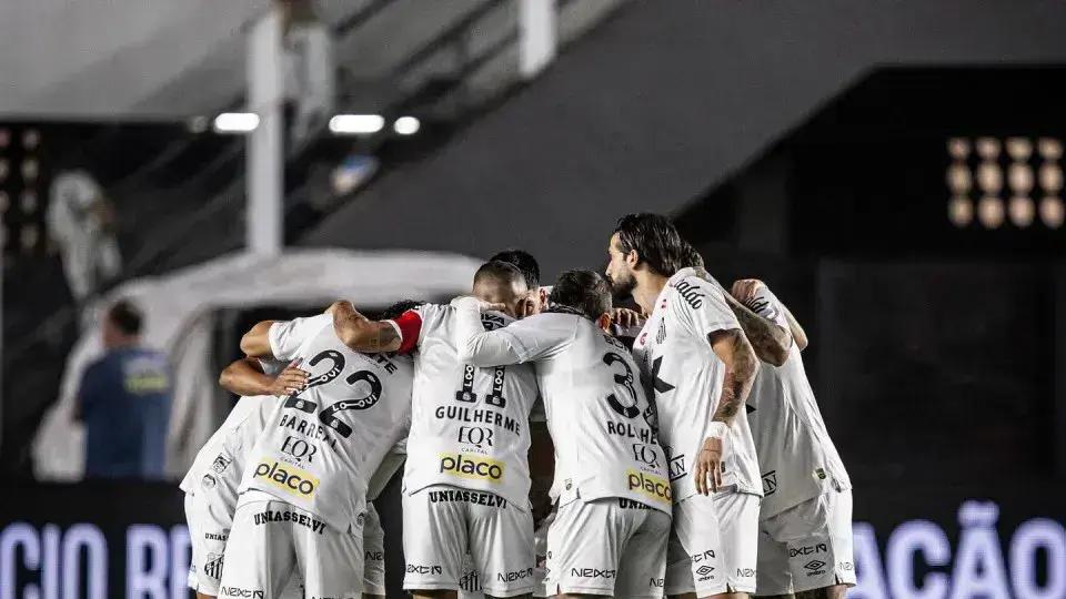 Santos vence Corinthians e se afasta da zona de rebaixamento no Brasileirão