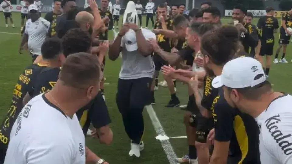 Segurança do Santos acerta bolada em filha de Neymar durante treino
