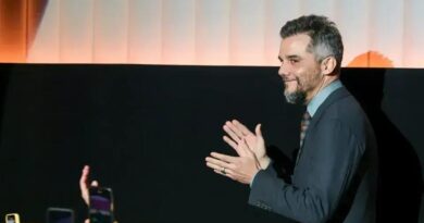 Wagner Moura Retorna aos Palcos: Democracia em Debate
